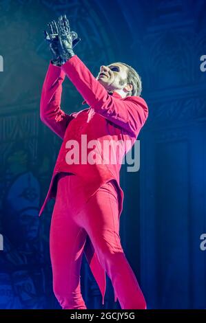 Eine vertikale Aufnahme von Tobias Forge in einem roten Kostüm, der in London in der SSE Arena in Wembley singt Stockfoto