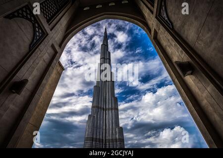 DUBAI, VEREINIGTE ARABISCHE EMIRATE - 23. Feb 2017: Blick auf den Burj Khalifa vom Souk Al Bahar Gate in der Innenstadt von Dubai während eines bewölkten Tages. Stockfoto