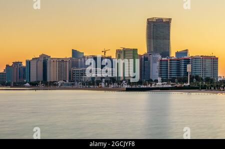 ABU DHABI, VEREINIGTE ARABISCHE EMIRATE - 31. Jan 2019: Blick auf die atemberaubende Skyline von Abu Dhabi bei Sonnenaufgang Stockfoto