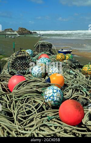 Hummertöpfe und -Seile, bunte Bojen und Netze in Bude, Cornwall Stockfoto