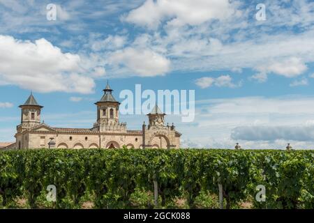 Das historische Schloss Cos d'Estournel in Saint-Estèphe, das sich an der berühmten Weinstraße Médoc in der Nähe von Bordeaux in Gironde, Frankreich, befindet Stockfoto