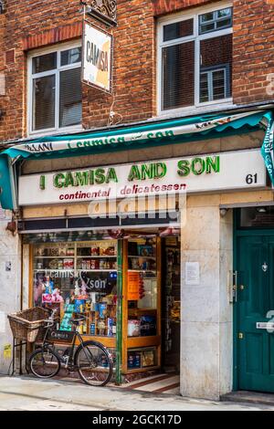 I Camisa & Son - Camisa ist ein 1929 gegründetes italienisches Delikatessengeschäft in Soho in der Old Compton Street in Soho London. Camisa Soho Deli Old Compton St. Stockfoto