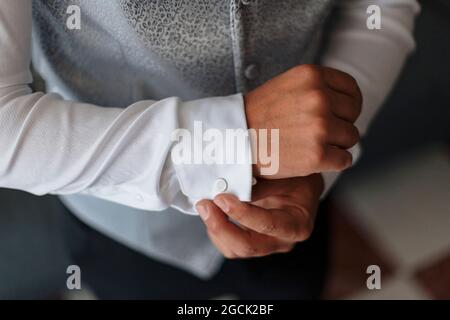 Hoher Crop unkenntlich Bräutigam in eleganten stilvollen Weste Knopfmanschette auf weißem Hemd Stockfoto