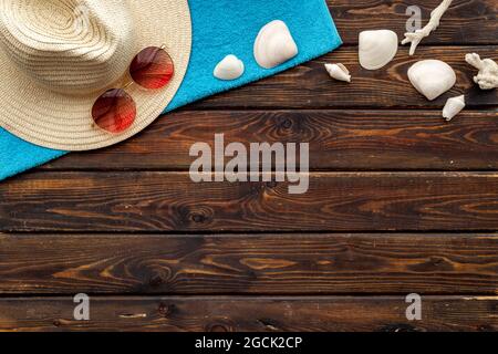 Layout von Strand-Accessoires mit Raw Hut, Sonnenbrille und Flip Flops Stockfoto
