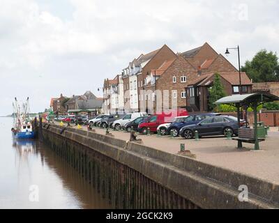 Blick entlang des South Quay entlang des Flusses Great Ouse in der alten historischen Gegend von King's Lynn in Norfolk, Großbritannien Stockfoto