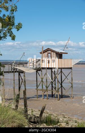 Médoc (Frankreich): Fischerhütte auf Stelzen, genannt Carrelet, an der Mündung der Gironde Stockfoto