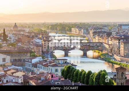 Blick auf Florenz im Abendlicht mit der Brücke Ponte Vecchio Stockfoto