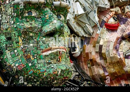 Stockport MusicMagpie Riese Mount Rushmore Stil Skulptur G7 Führer Köpfe komplett aus ausrangierten Elektronik amerikanischen Präsidenten Joe Biden und Bo Stockfoto