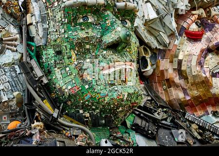 Stockport MusicMagpie Riese Mount Rushmore Stil Skulptur G7 Führer Köpfe komplett aus ausrangierten Elektronik amerikanischen Präsidenten Joe Biden und Bo Stockfoto