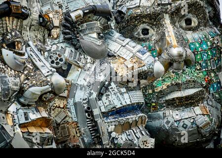 Stockport MusicMagpie Riese Mount Rushmore Stil Skulptur G7 Führer Köpfe komplett aus ausrangierten Elektronik Mario Draghi Premierminister von Ita gemacht Stockfoto