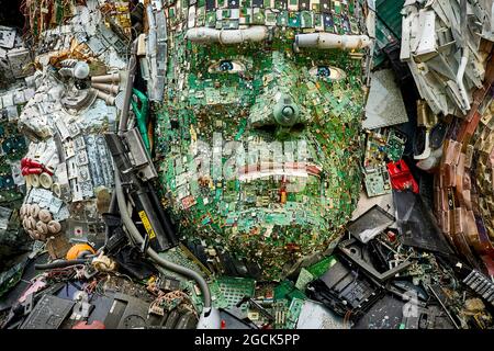 Stockport MusicMagpie Riese Mount Rushmore Stil Skulptur G7 Führer Kopf ist komplett aus weggeworfenen Elektronik Angela Merkel Joe Biden gemacht Stockfoto