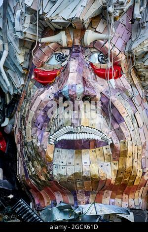 Stockport MusicMagpie Riese Mount Rushmore Stil Skulptur G7 Führer Köpfe komplett aus ausrangierten Elektronik britischen Premierminister Boris Johnso gemacht Stockfoto