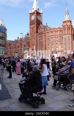 Liverpool, Großbritannien. August 2021. Mitglieder der University and College Union (UCU) veranstalten am University Square eine Kundgebung, um Arbeitsplätze in den Gesundheits- und Biowissenschaften der Liverpool University zu verteidigen, die weiterhin bedroht sind, nachdem eine konzertierte kollektive Aktion einen großen Teil der Stellen gerettet hat, die von der Universitätsverwaltung auf Entlassung abzielten. Die UCU ist seit Monaten an Arbeitskampfmaßnahmen beteiligt, nachdem die UCU-Mitglieder in der gesamten Universität eine überwältigende Stimme für Streikaktionen abgegeben haben, um 47 Mitarbeiter zu verteidigen. Kredit: ken biggs/Alamy Live Nachrichten Stockfoto