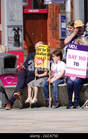 Liverpool, Großbritannien. August 2021. Mitglieder der University and College Union (UCU) veranstalten am University Square eine Kundgebung, um Arbeitsplätze in den Gesundheits- und Biowissenschaften der Liverpool University zu verteidigen, die weiterhin bedroht sind, nachdem eine konzertierte kollektive Aktion einen großen Teil der Stellen gerettet hat, die von der Universitätsverwaltung auf Entlassung abzielten. Die UCU ist seit Monaten an Arbeitskampfmaßnahmen beteiligt, nachdem die UCU-Mitglieder in der gesamten Universität eine überwältigende Stimme für Streikaktionen abgegeben haben, um 47 Mitarbeiter zu verteidigen. Kredit: ken biggs/Alamy Live Nachrichten Stockfoto