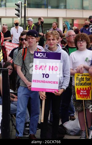 Liverpool, Großbritannien. August 2021. Mitglieder der University and College Union (UCU) veranstalten am University Square eine Kundgebung, um Arbeitsplätze in den Gesundheits- und Biowissenschaften der Liverpool University zu verteidigen, die weiterhin bedroht sind, nachdem eine konzertierte kollektive Aktion einen großen Teil der Stellen gerettet hat, die von der Universitätsverwaltung auf Entlassung abzielten. Die UCU ist seit Monaten an Arbeitskampfmaßnahmen beteiligt, nachdem die UCU-Mitglieder in der gesamten Universität eine überwältigende Stimme für Streikaktionen abgegeben haben, um 47 Mitarbeiter zu verteidigen. Kredit: ken biggs/Alamy Live Nachrichten Stockfoto