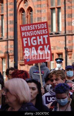 Liverpool, Großbritannien. August 2021. Mitglieder der University and College Union (UCU) veranstalten am University Square eine Kundgebung, um Arbeitsplätze in den Gesundheits- und Biowissenschaften der Liverpool University zu verteidigen, die weiterhin bedroht sind, nachdem eine konzertierte kollektive Aktion einen großen Teil der Stellen gerettet hat, die von der Universitätsverwaltung auf Entlassung abzielten. Die UCU ist seit Monaten an Arbeitskampfmaßnahmen beteiligt, nachdem die UCU-Mitglieder in der gesamten Universität eine überwältigende Stimme für Streikaktionen abgegeben haben, um 47 Mitarbeiter zu verteidigen. Kredit: ken biggs/Alamy Live Nachrichten Stockfoto