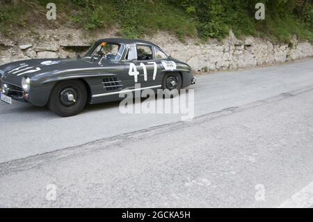 GOLA DEL FURLO, ITALIEN - 26. Mai 2017: Blick auf einen Mercedes-Benz 300 SL Oldtimer in Furlo, Italien Stockfoto