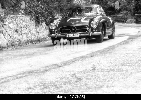 GOLA DEL FURLO, ITALIEN - 26. Mai 2017: Blick auf einen Mercedes-Benz 300 SL Oldtimer in Furlo, Italien Stockfoto