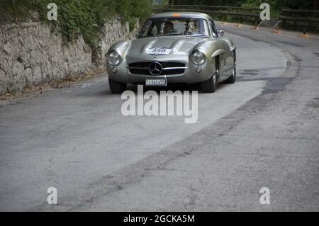 GOLA DEL FURLO, ITALIEN - 26. Mai 2017: Blick auf einen Mercedes-Benz 300 SL Oldtimer in Furlo, Italien Stockfoto