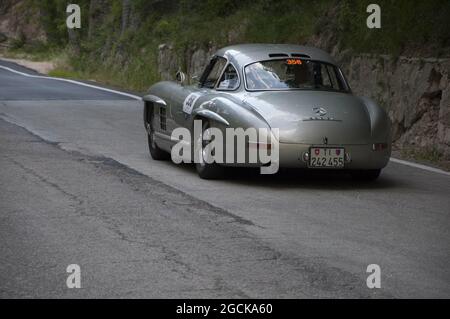 GOLA DEL FURLO, ITALIEN - 26. Mai 2017: Blick auf einen Mercedes-Benz 300 SL Oldtimer in Furlo, Italien Stockfoto