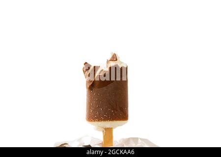 Nahaufnahme von gebissenen Eis in Schokoladenglasur auf weißem Hintergrund. Stockfoto