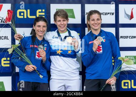 Elite-Frauen-Podium, 1. Platz Monika HRASTNIK aus Slowenien, 2. Platz Eleonora FARINA aus Italien, 3. Platz Veronika WIDMANN aus Italien, während der UEC MTB Downhill Europameisterschaft 2021, Radsport-Event am 8. August 2021 in Maribor, Slowenien - Foto Olly Bowman / DPPI Stockfoto