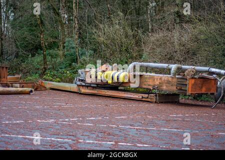 Die ehemalige Alton Towers Ride, Ripsaw, wurde 2016 im Alton Towers Car Park von Huss Topspin demontiert Stockfoto