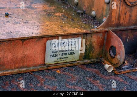 Die ehemalige Alton Towers Ride, Ripsaw, wurde 2016 im Alton Towers Car Park von Huss Topspin demontiert Stockfoto