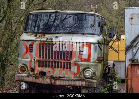 Die ehemalige Alton Towers Ride, Ripsaw, wurde 2016 im Alton Towers Car Park von Huss Topspin demontiert Stockfoto