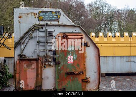 Die ehemalige Alton Towers Ride, Ripsaw, wurde 2016 im Alton Towers Car Park von Huss Topspin demontiert Stockfoto