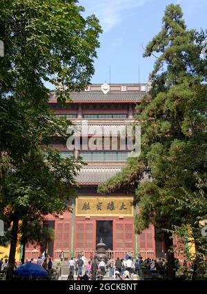 Der Lingyin-Tempel ist auch als Tempel des Seelenrückzugs in Hangzhou, China, bekannt. Blick auf die Maravira-Halle die Haupthalle des Tempels mit Menschen. Stockfoto