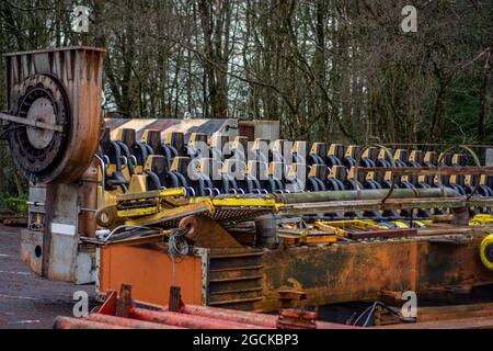 Die ehemalige Alton Towers Ride, Ripsaw, wurde 2016 im Alton Towers Car Park von Huss Topspin demontiert Stockfoto