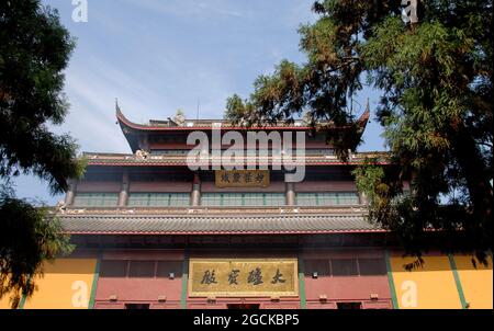 Der Lingyin-Tempel ist auch als Tempel des Seelenrückzugs in Hangzhou, China, bekannt. Nahaufnahme der Maravira-Halle die Haupthalle des Tempels. Stockfoto