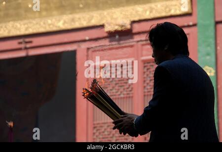 Der Lingyin-Tempel ist auch als Tempel des Seelenrückzugs in Hangzhou, China, bekannt. Verehrer, der vor der Maravira-Halle Weihrauch verbrennt. Stockfoto