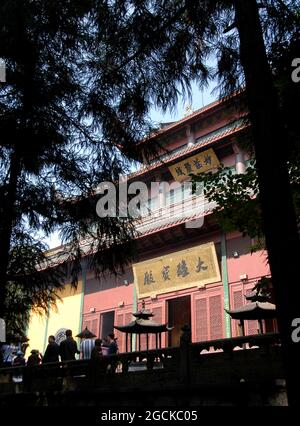 Der Lingyin-Tempel ist auch als Tempel des Seelenrückzugs in Hangzhou, China, bekannt. Die Vorderseite der Maravira-Halle (Haupthalle) des Tempels mit Bäumen. Stockfoto