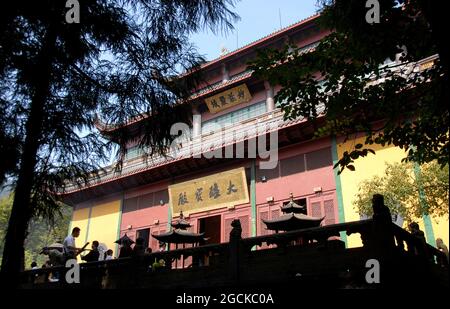 Der Lingyin-Tempel ist auch als Tempel des Seelenrückzugs in Hangzhou, China, bekannt. Die Vorderseite der Maravira-Halle (Haupthalle) des Tempels mit Bäumen. Stockfoto