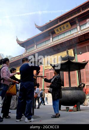 Der Lingyin-Tempel ist auch als Tempel des Seelenrückzugs in Hangzhou, China, bekannt. Gläubigern vor der Maravira-Halle die Haupthalle des Tempels Stockfoto