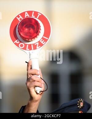 Potsdam, Deutschland. August 2021. Eine Polizei hält während einer Geschwindigkeitskontrolle im Stadtzentrum an. Quelle: Soeren Stache/dpa-Zentralbild/dpa/Alamy Live News Stockfoto