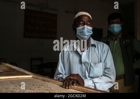 Dhaka, Bangladesch, 7. August: Ein Mann weint, während er den Sarg mit den Überresten seiner Verwandten hält, die bei dem tödlichen Feuer, das im vergangenen Monat eine Narayanganj-Fabrik verschlungen hatte, gestorben sind. Die Behörden haben die 21 Leichen der Arbeiter übergeben, die am vergangenen 8. Juli beim Fabrikfeuer von Hashem Foods Ltd in Rupganj in Narayanganj ums Leben kamen. Die verkohlten Leichen wurden von 12:00 bis 13:00 Uhr freigelassen, nachdem die forensische Einheit der Kriminalpolizei (CID) 45 von 48 verstorbenen Beschäftigten durch DNA-Analysen identifiziert hatte. Allerdings muss CID noch die Identität von drei weiteren Organen bestätigen. Kredit: S Stockfoto