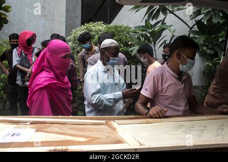 Dhaka, Bangladesch, 7. August: Ein Mann weint, während er den Sarg mit den Überresten seiner Verwandten hält, die bei dem tödlichen Feuer, das im vergangenen Monat eine Narayanganj-Fabrik verschlungen hatte, gestorben sind. Die Behörden haben die 21 Leichen der Arbeiter übergeben, die am vergangenen 8. Juli beim Fabrikfeuer von Hashem Foods Ltd in Rupganj in Narayanganj ums Leben kamen. Die verkohlten Leichen wurden von 12:00 bis 13:00 Uhr freigelassen, nachdem die forensische Einheit der Kriminalpolizei (CID) 45 von 48 verstorbenen Beschäftigten durch DNA-Analysen identifiziert hatte. Allerdings muss CID noch die Identität von drei weiteren Organen bestätigen. Kredit: S Stockfoto