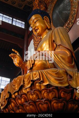 Der Lingyin-Tempel ist auch als Tempel des Seelenrückzugs in Hangzhou, China, bekannt. Statue von Buddha in der Maravira Halle (Haupthalle) am Tempel. Stockfoto