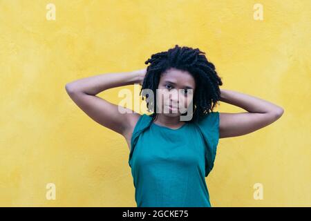 Porträt einer jungen Frau mit Dreadlocks auf der Straße Stockfoto