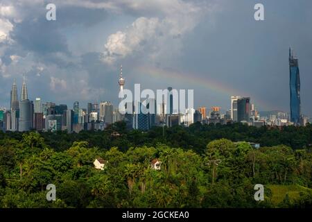 Kuala Lumpur, Malaysia. August 2021. Über der Skyline von Kuala Lumpur, Malaysia, erscheint ein Regenbogen, 9. August 2021. Quelle: Chong Voon Chung/Xinhua/Alamy Live News Stockfoto