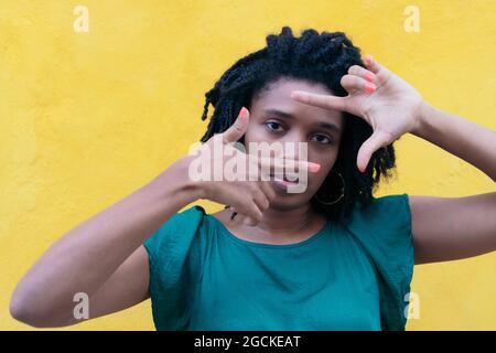 Afroamerikanische Frau mit Afro-Frisur in der Stadt Stockfoto