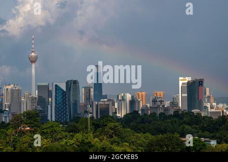 Kuala Lumpur, Malaysia. August 2021. Über der Skyline von Kuala Lumpur, Malaysia, erscheint ein Regenbogen, 9. August 2021. Quelle: Chong Voon Chung/Xinhua/Alamy Live News Stockfoto