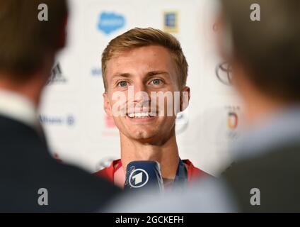 09. August 2021, Hessen, Frankfurt/Main: Jonathan Hilbert, Silbermedaillengewinnerin des 50-Kilometer-Laufes, gibt bei der Begrüßungszeremonie für das Team Deutschland im Römer ein Interview. Der Rest der Delegation des Deutschen Olympischen Sportbundes kehrte von den Olympischen Spielen in Tokio mit dem schwächsten Medaillengewinne seit der Wiedervereinigung zurück. Foto: Arne Dedert/dpa Stockfoto