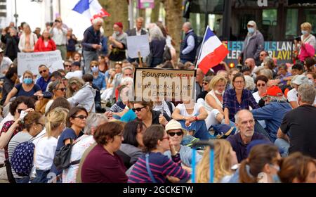 Gesundheitlicher Protest von Covid gegen Sanitaty Pass und gegen die obligatorische Impfung. Laval (Mayenne, Loire-Land, Frankreich), 7. august 2021. Stockfoto