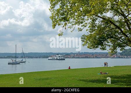 Linienschiff von Arona aus Richtung Angera, Lago Maggiore, Lombardei, Italien Stockfoto