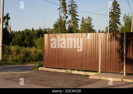 Materialzäunung. Wandoberfläche. Zaun auf der Straße. Stockfoto