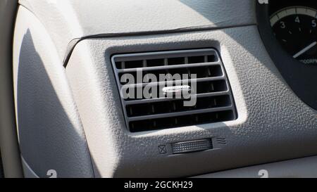 Ein Klimaanlagenluftvent in einem modernen Fahrzeug Stockfoto